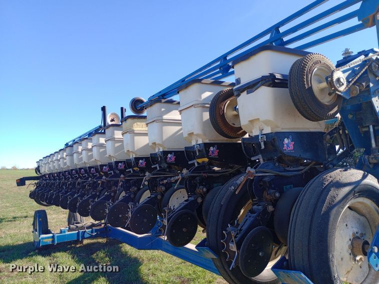 image for item DW0929 2005 Kinze  3600 planter