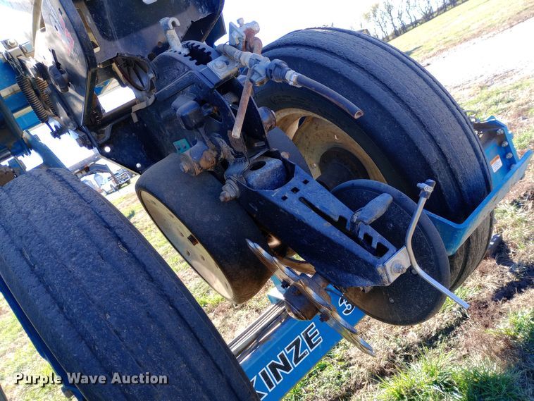 image for item DW0929 2005 Kinze  3600 planter