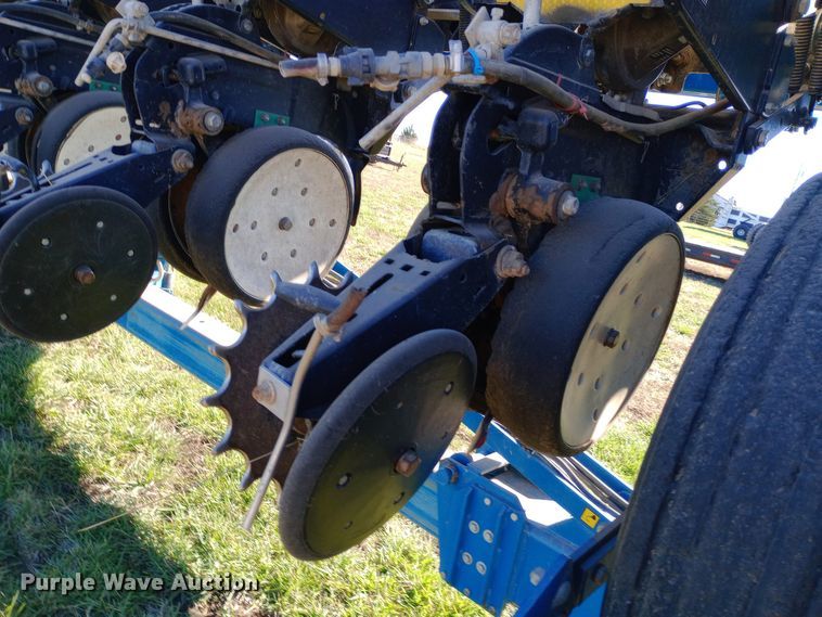 image for item DW0929 2005 Kinze  3600 planter