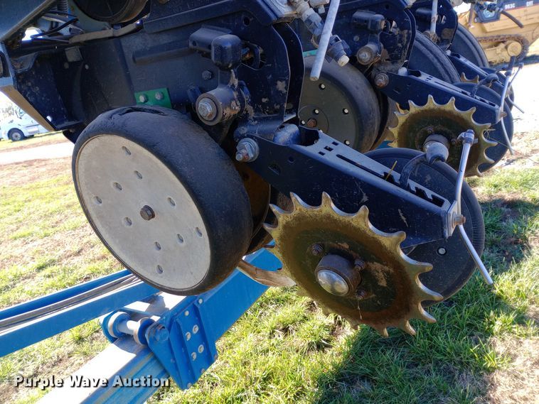 image for item DW0929 2005 Kinze  3600 planter