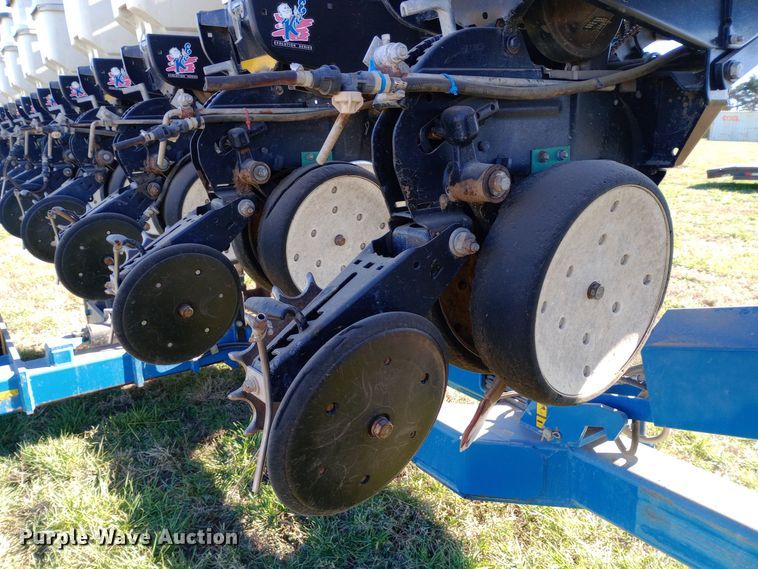 image for item DW0929 2005 Kinze  3600 planter