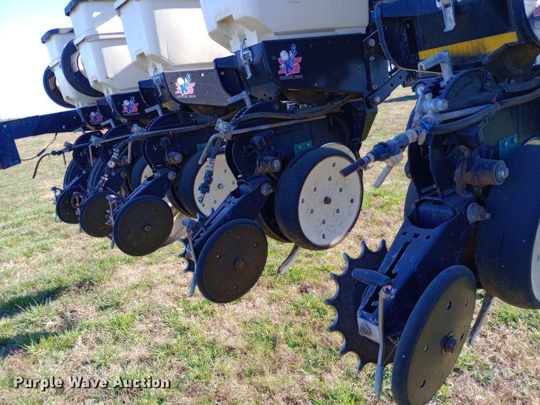 image for item DW0929 2005 Kinze  3600 planter