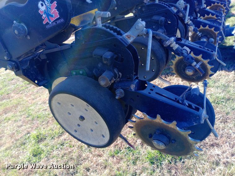 image for item DW0929 2005 Kinze  3600 planter