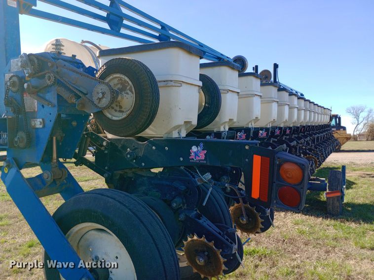 image for item DW0929 2005 Kinze  3600 planter