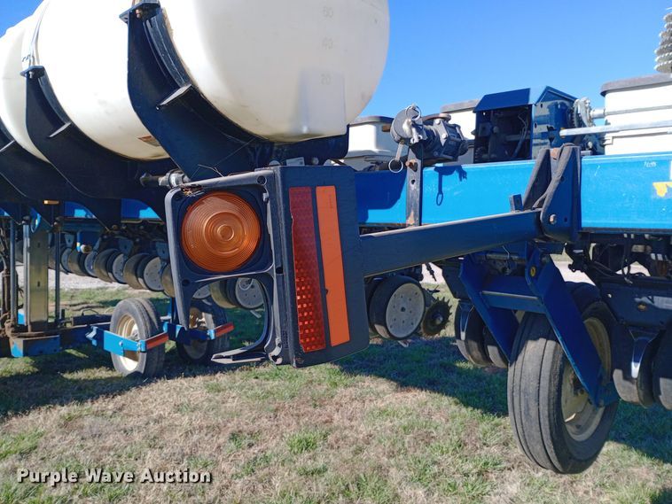 image for item DW0929 2005 Kinze  3600 planter