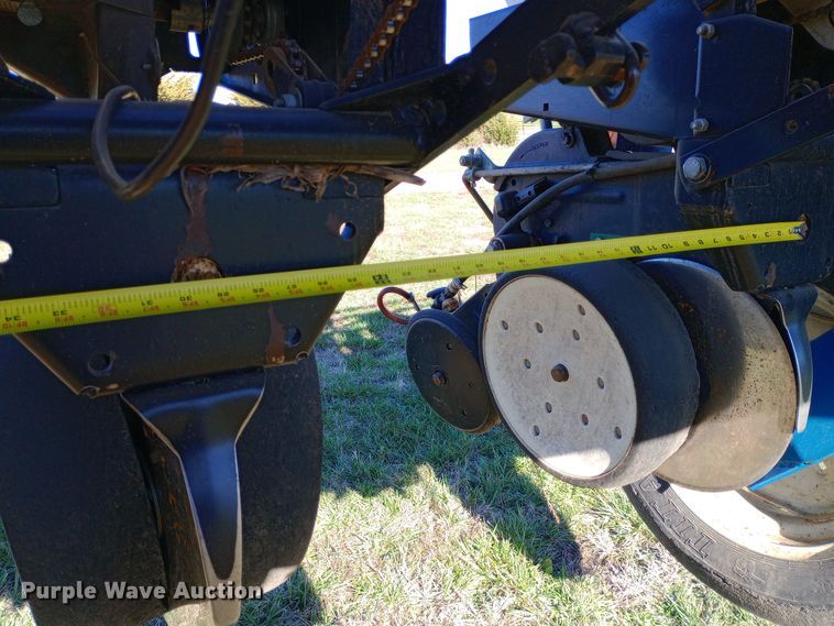 image for item DW0929 2005 Kinze  3600 planter