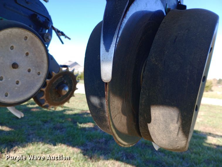 image for item DW0929 2005 Kinze  3600 planter