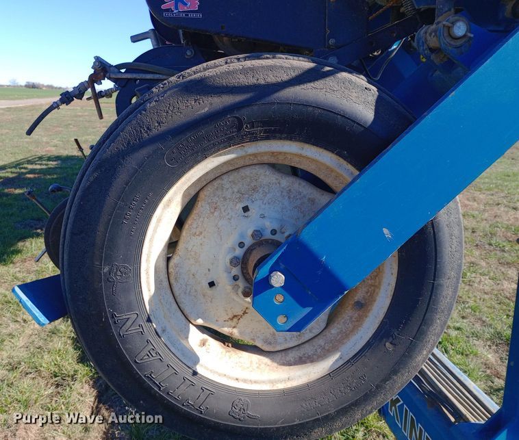 image for item DW0929 2005 Kinze  3600 planter