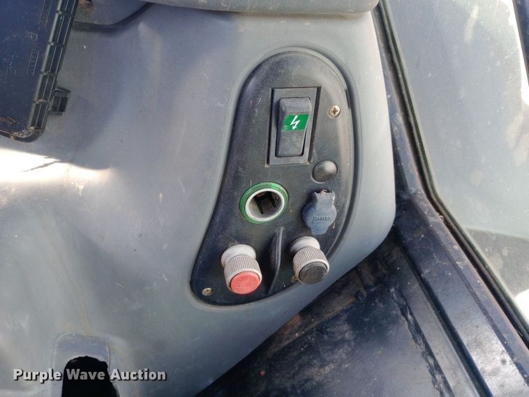 image for item DW0950 2000 New Holland TS100 tractor