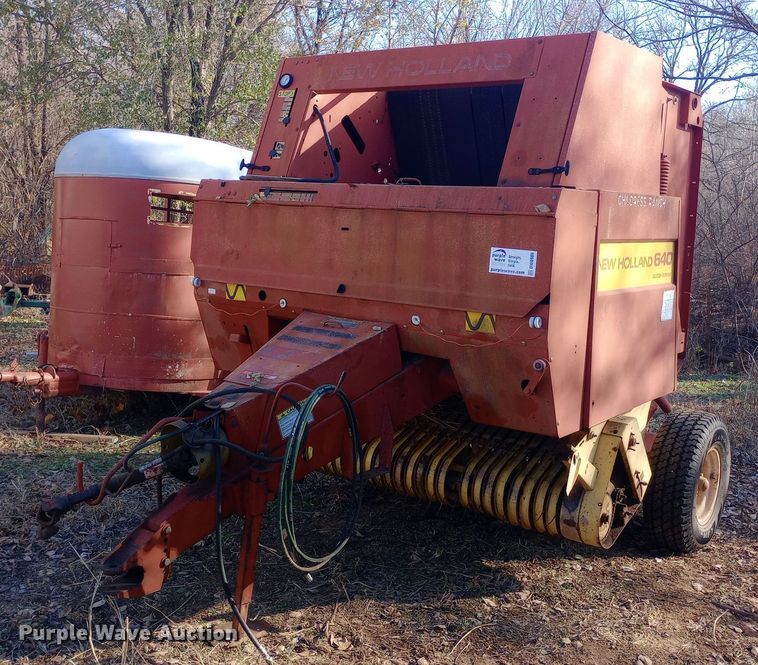 image for item DW0989 1993 New Holland 640 round baler