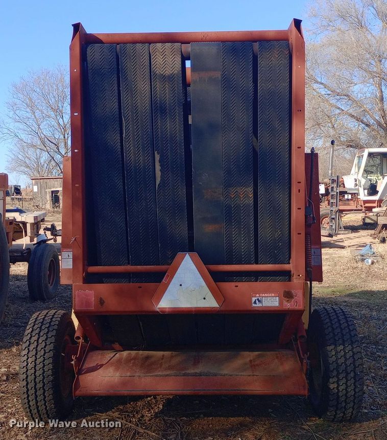 image for item DW0989 1993 New Holland 640 round baler