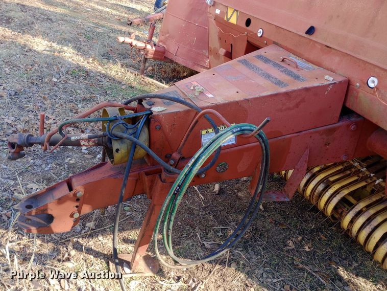 image for item DW0989 1993 New Holland 640 round baler