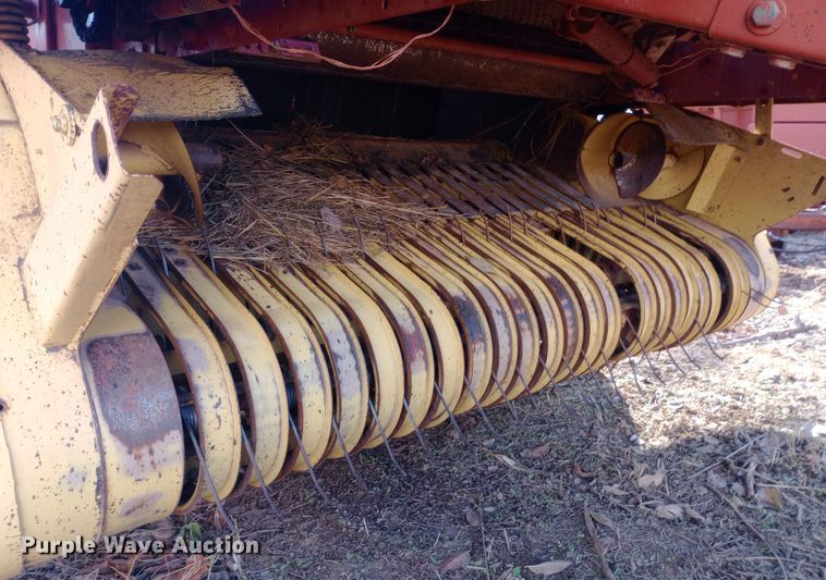 image for item DW0989 1993 New Holland 640 round baler