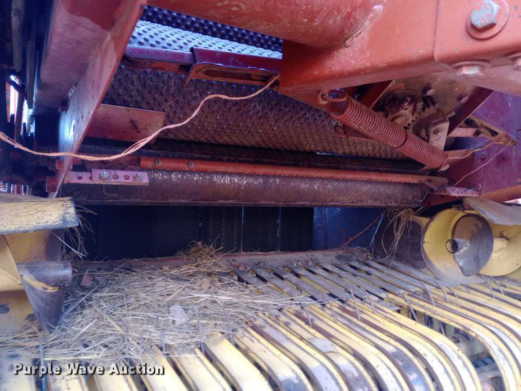 image for item DW0989 1993 New Holland 640 round baler