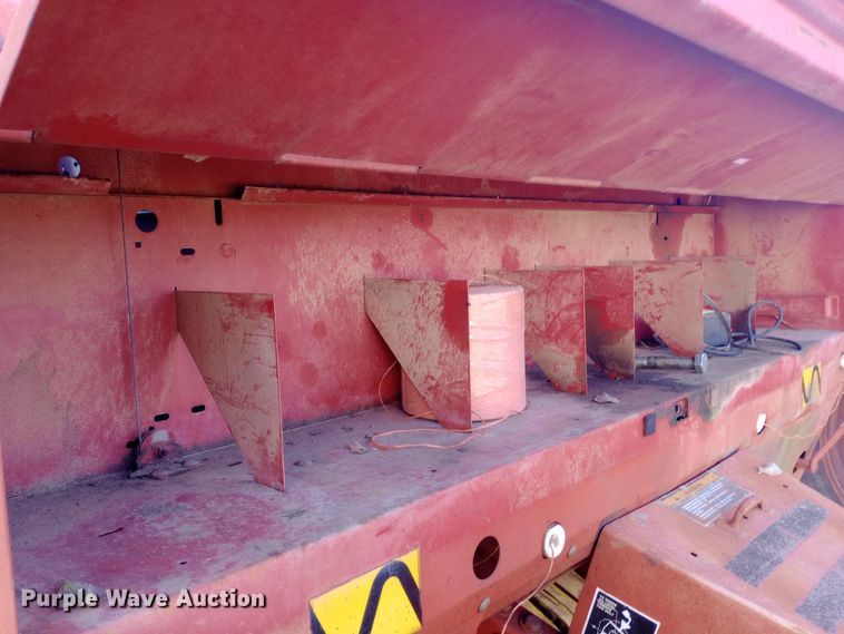 image for item DW0989 1993 New Holland 640 round baler