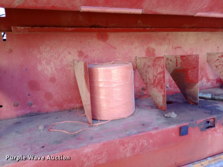 image for item DW0989 1993 New Holland 640 round baler