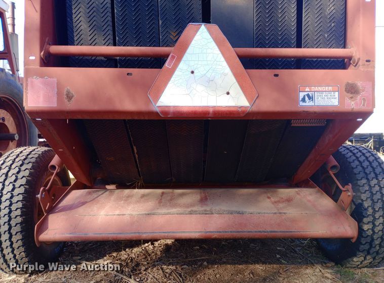 image for item DW0989 1993 New Holland 640 round baler