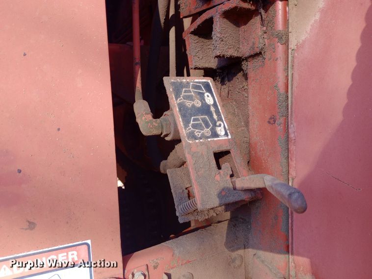 image for item DW0989 1993 New Holland 640 round baler