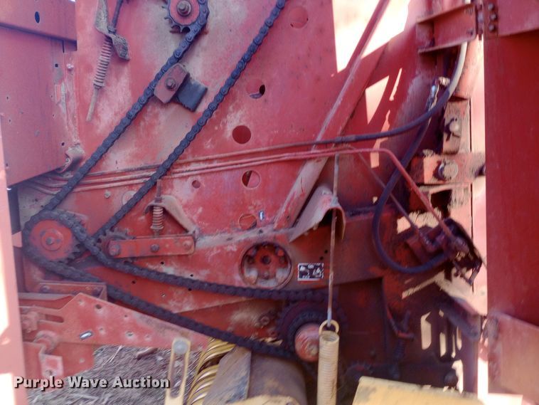 image for item DW0989 1993 New Holland 640 round baler