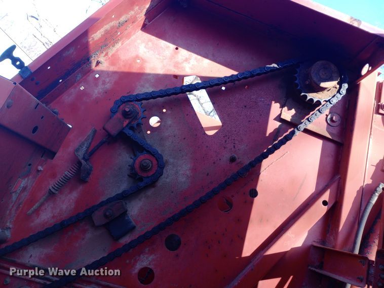 image for item DW0989 1993 New Holland 640 round baler