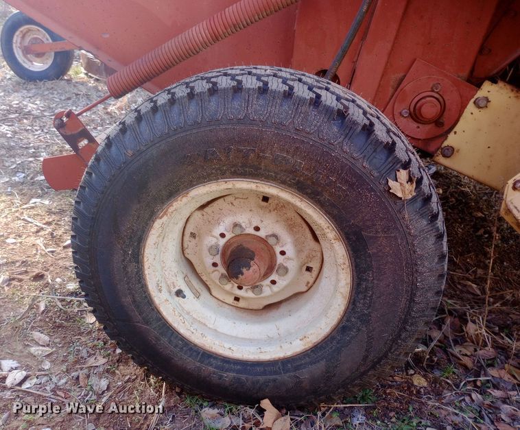 image for item DW0989 1993 New Holland 640 round baler