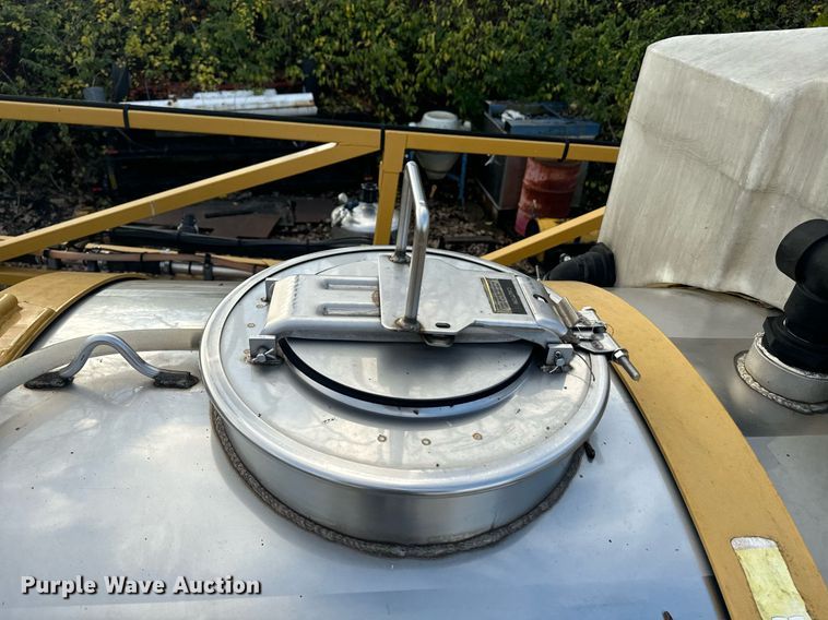 image for item DX1546 AGCO Teragator sprayer bed