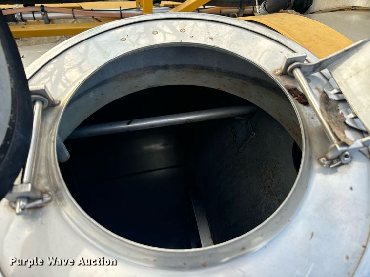 image for item DX1546 AGCO Teragator sprayer bed