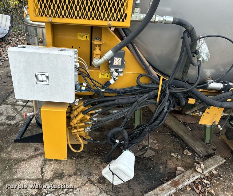 image for item DX1546 AGCO Teragator sprayer bed