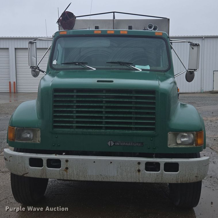 image for item DX1568 1998 International 4900 fertilizer delivery truck