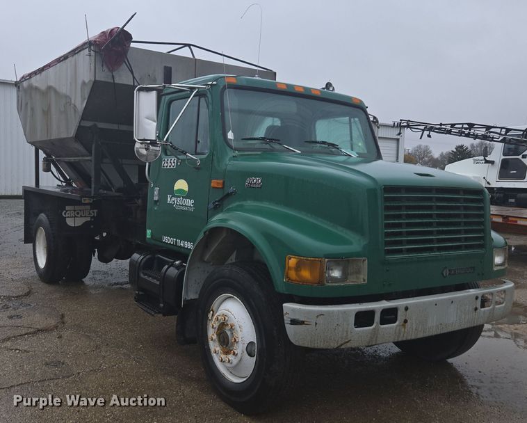 image for item DX1568 1998 International 4900 fertilizer delivery truck