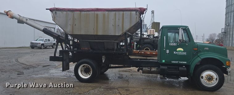 image for item DX1568 1998 International 4900 fertilizer delivery truck