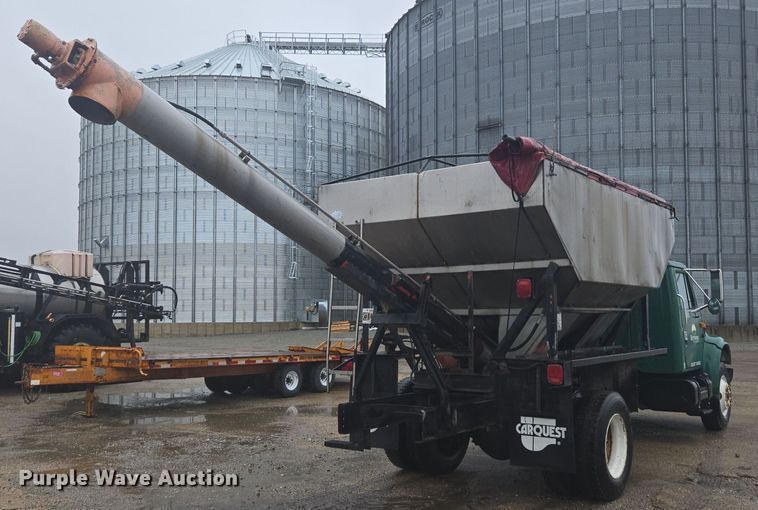 image for item DX1568 1998 International 4900 fertilizer delivery truck