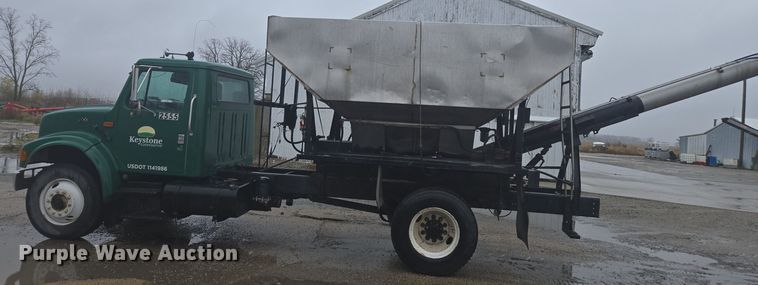 image for item DX1568 1998 International 4900 fertilizer delivery truck