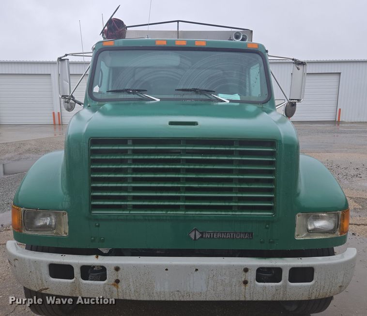 image for item DX1568 1998 International 4900 fertilizer delivery truck