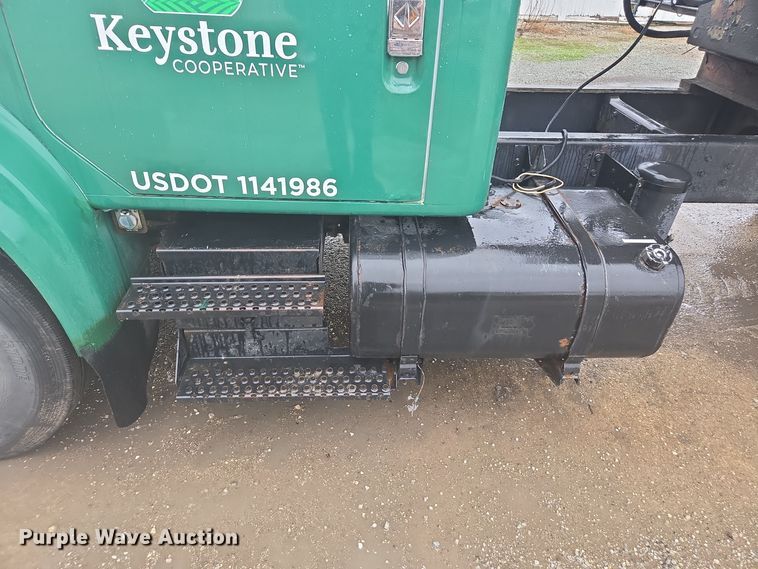 image for item DX1568 1998 International 4900 fertilizer delivery truck