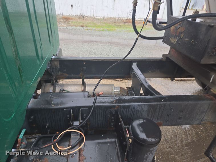 image for item DX1568 1998 International 4900 fertilizer delivery truck