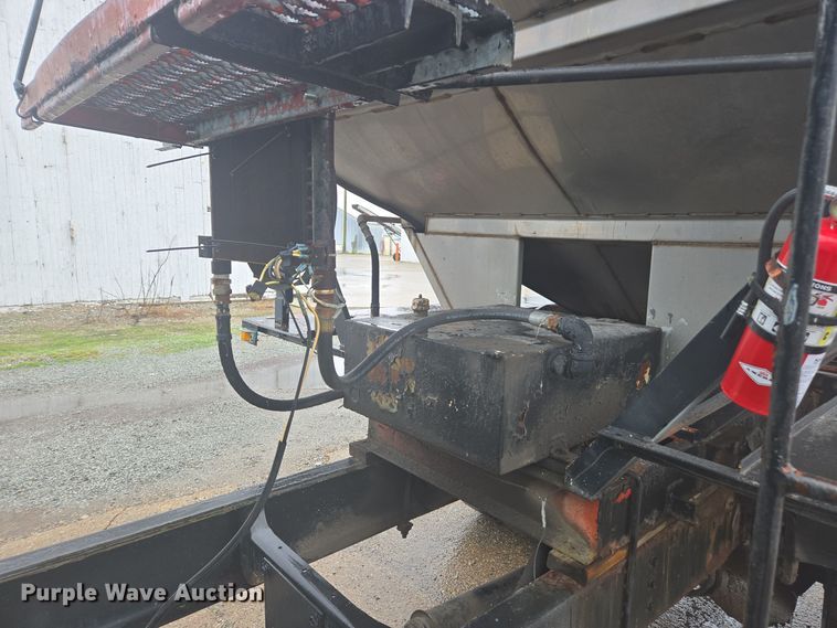 image for item DX1568 1998 International 4900 fertilizer delivery truck