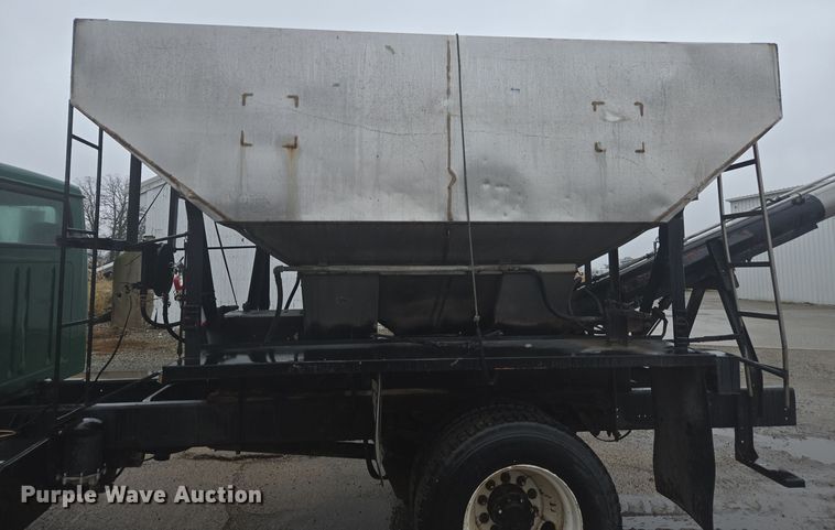image for item DX1568 1998 International 4900 fertilizer delivery truck