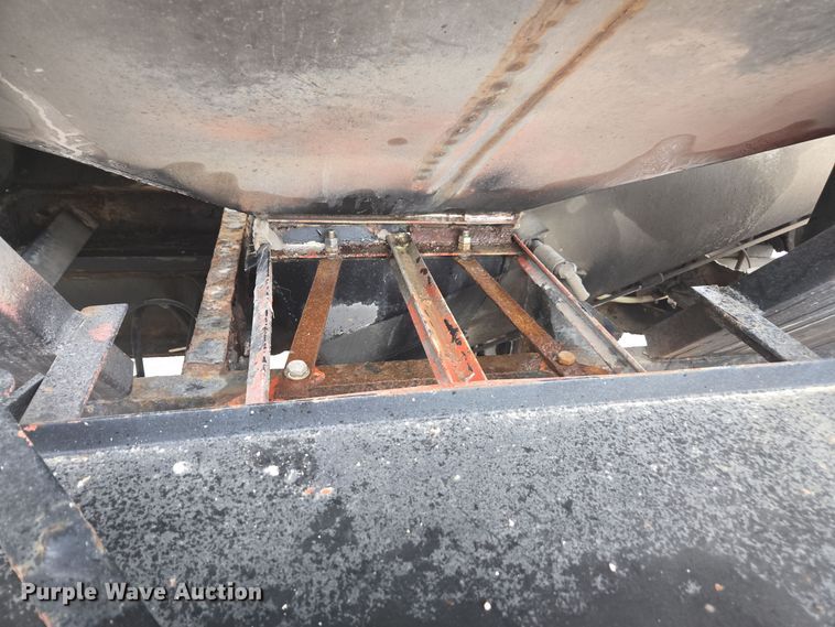 image for item DX1568 1998 International 4900 fertilizer delivery truck