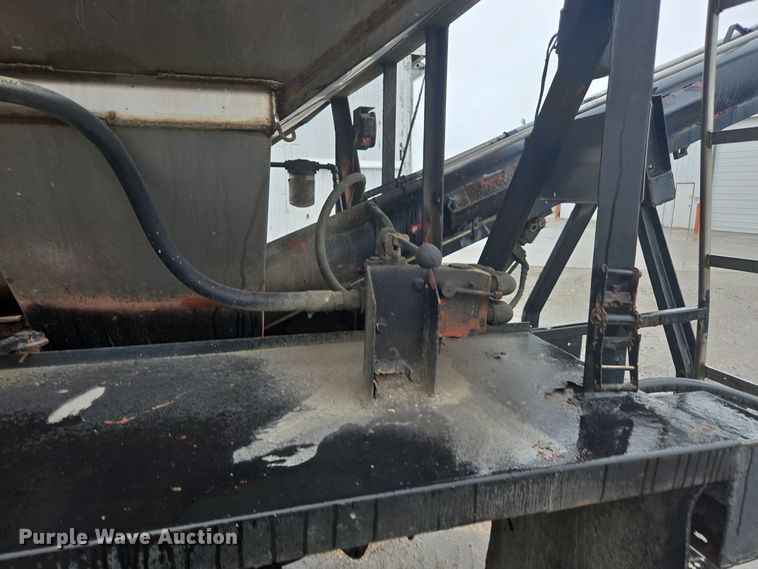 image for item DX1568 1998 International 4900 fertilizer delivery truck