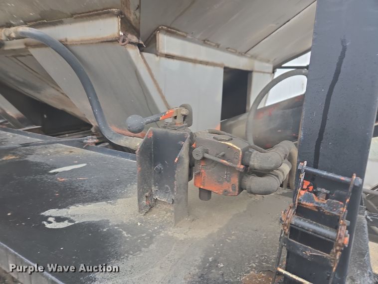 image for item DX1568 1998 International 4900 fertilizer delivery truck