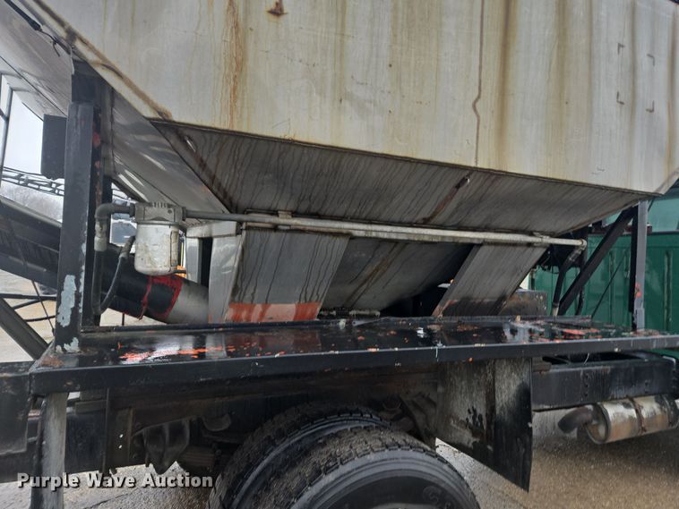 image for item DX1568 1998 International 4900 fertilizer delivery truck