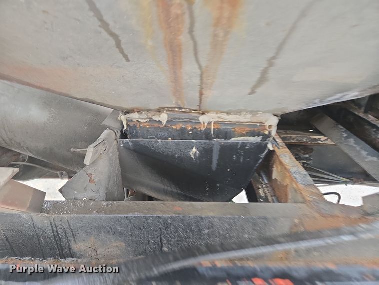 image for item DX1568 1998 International 4900 fertilizer delivery truck