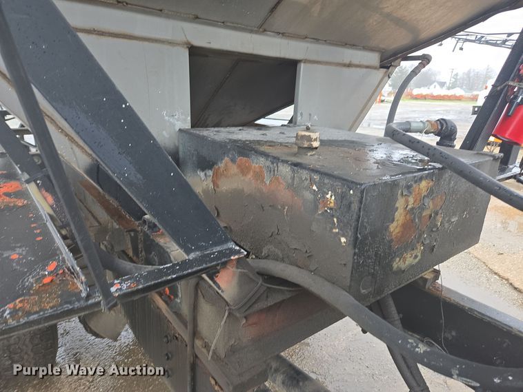 image for item DX1568 1998 International 4900 fertilizer delivery truck