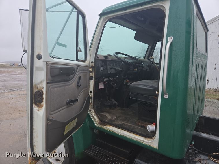 image for item DX1568 1998 International 4900 fertilizer delivery truck