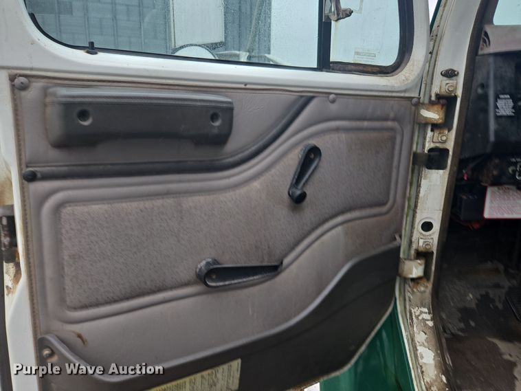 image for item DX1568 1998 International 4900 fertilizer delivery truck