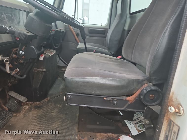 image for item DX1568 1998 International 4900 fertilizer delivery truck