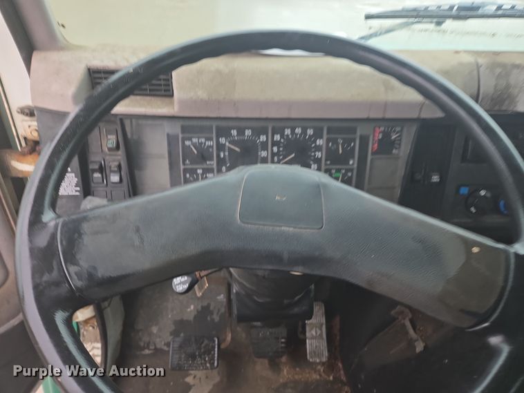 image for item DX1568 1998 International 4900 fertilizer delivery truck