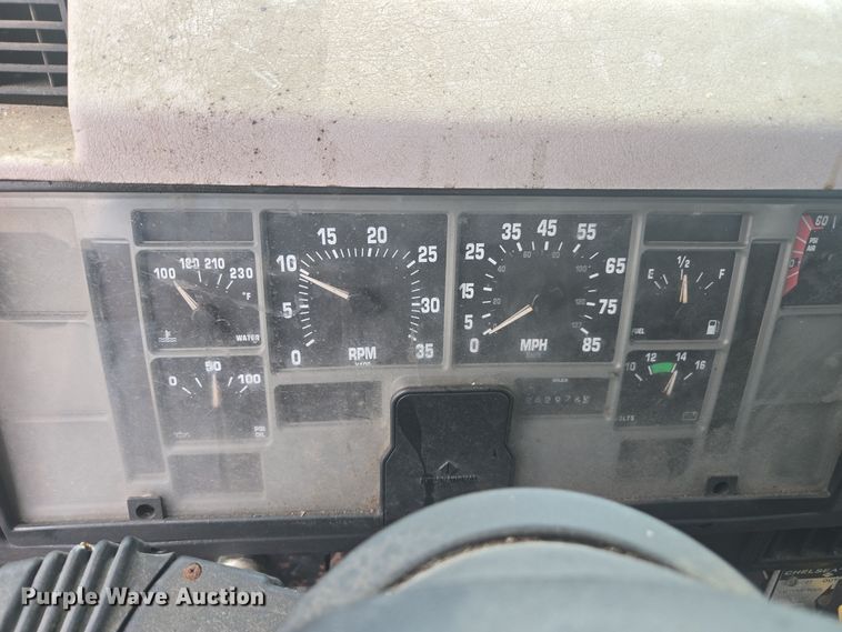 image for item DX1568 1998 International 4900 fertilizer delivery truck