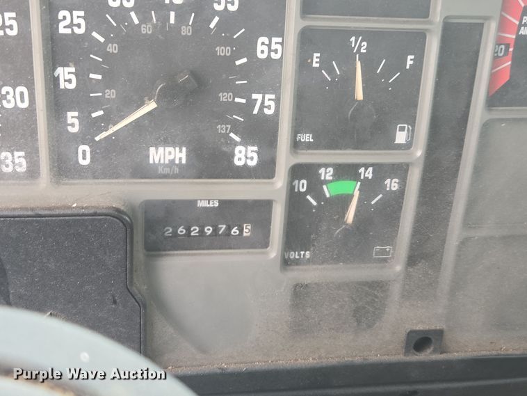 image for item DX1568 1998 International 4900 fertilizer delivery truck